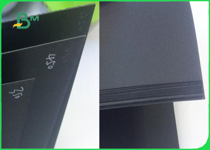 La double épaisseur noire a adapté la pulpe aux besoins du client réutilisée par 100% noire de conseil pour emballer en feuille