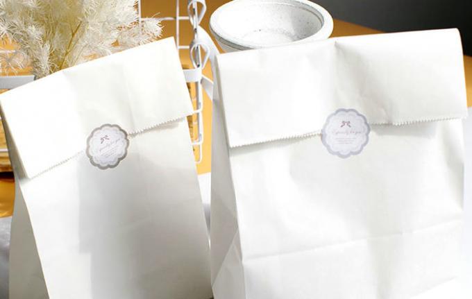 Le FSC a certifié 40gsm à 135gsm a blanchi les bobines blanches de Papier d'emballage avec des sacs de catégorie comestible