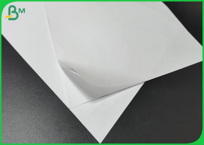  Papier pour étiquettes blanc d'autocollant de pulpe de papier adhésive de Vierge du lustre 157g 200g de C1S