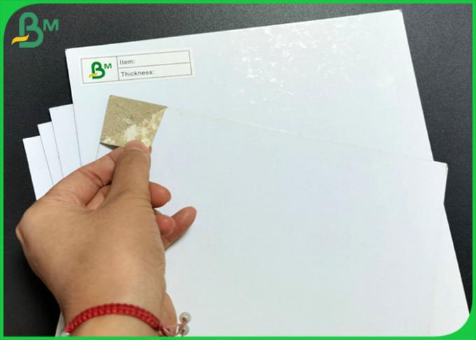 Réutilisé réduisez en pulpe les feuilles duplex de carton de double couleur blanche épaisse de côtés de 1mm à de 2mm
