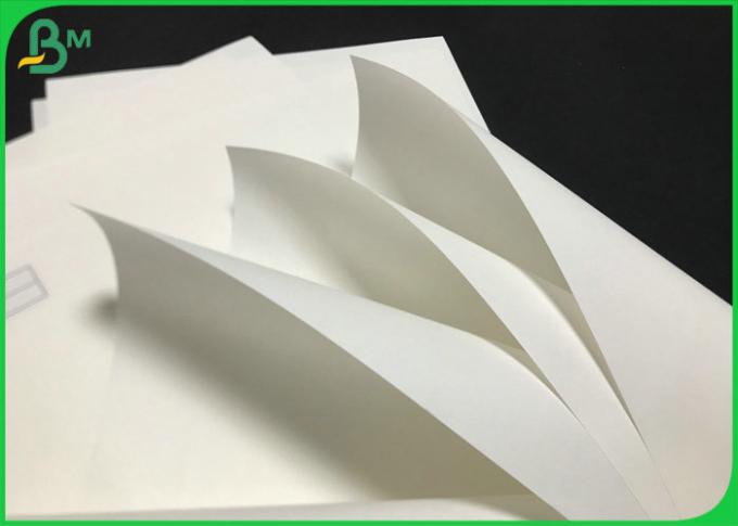 Largeur blanche matérielle de papier d'emballage Rolls 700mm des sacs en papier 70g 75g Papier d'emballage de métier