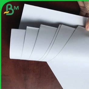 feuilles non-enduites de papier de 50g 60g Woodfree pour faire le papier de livre