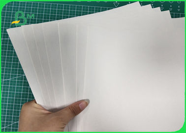 48gr le papier non-enduit Rolls lissent la surface pour imprimer le journal et remplissent sacs