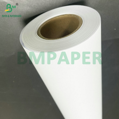 Un rouleau de papier à jet d'encre blanc de 80 grammes.