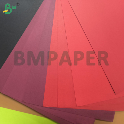 Papier à base de carton rouge de qualité supérieure sans revêtement pour la fabrication de cartons