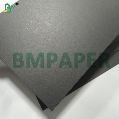 100% de carton gris recyclé à l'un des côtés, de carton massif à doublure noire