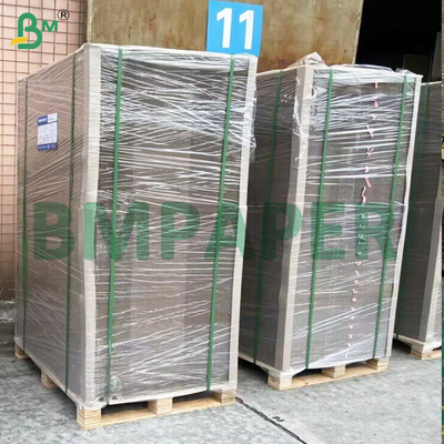 100% de carton gris recyclé à l'un des côtés, de carton massif à doublure noire