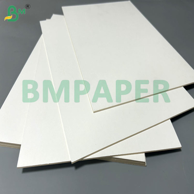 1.5 mm 2 mm Plaque graphique en pâte pure pour les supermarchés Plaque d'affichage 1220 x 2440 mm