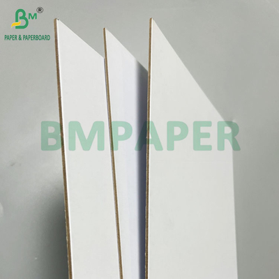 Carton blanc de pâte à bois de 2 mm et 2,5 mm à haute rigidité pour présentoir de point de vente intérieur