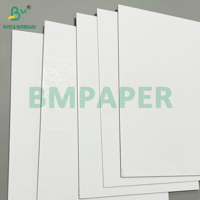 Carton blanc de pâte à bois de 2 mm et 2,5 mm à haute rigidité pour présentoir de point de vente intérieur