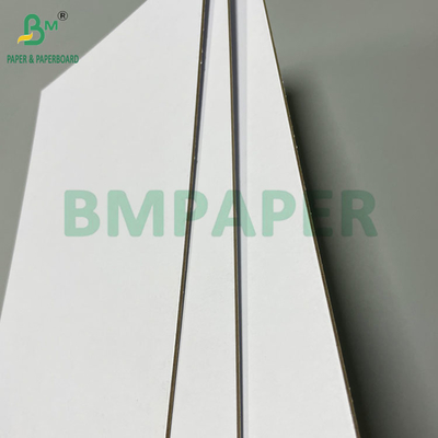 Carton blanc de pâte à bois de 2 mm et 2,5 mm à haute rigidité pour présentoir de point de vente intérieur