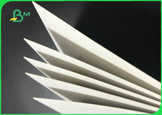 61 * 61cm 1.5mm 2.0mm FSC et dos de blanc de panneau de duplex de GV pour les boîtes cosmétiques