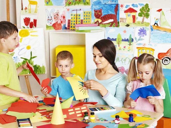 Le grand format a coloré le carton 180gsm d'origami feuilles jaunes/bleues de papier de Manille
