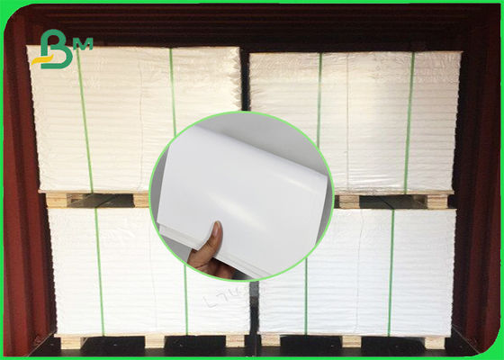 Papier de carte d'ART de FSC C2S/Couche 300GSM de papier dans les rames 23 * 35 pour l'affiche