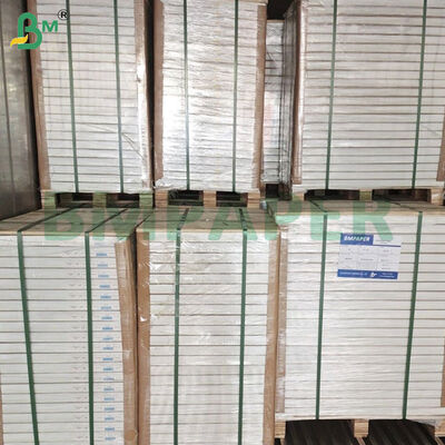 Carton blanc recouvert d'un côté de 350 grammes pour faire une boîte cosmétique